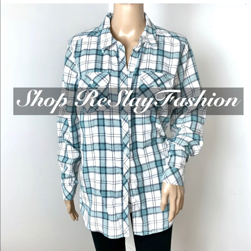 ⭐️Croft & Barrow turquoise and white flannel Top